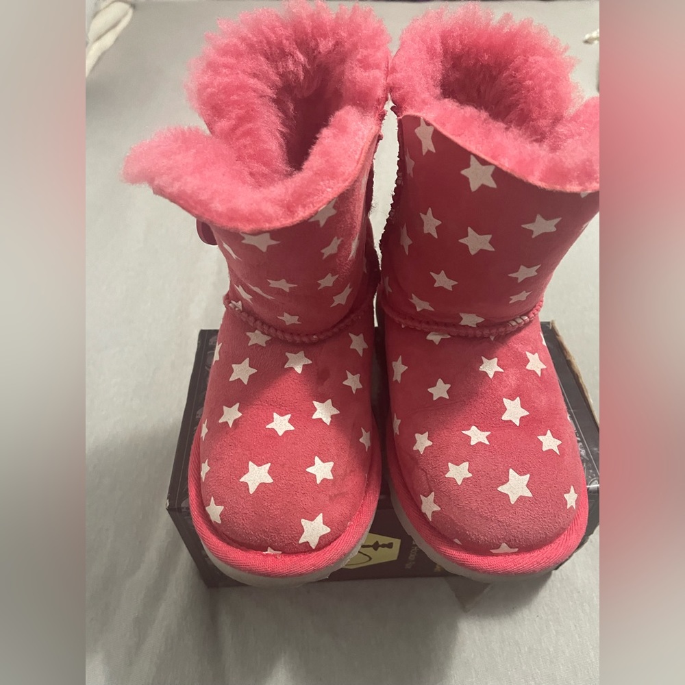 Pink and star ⭐️ Ugg’s